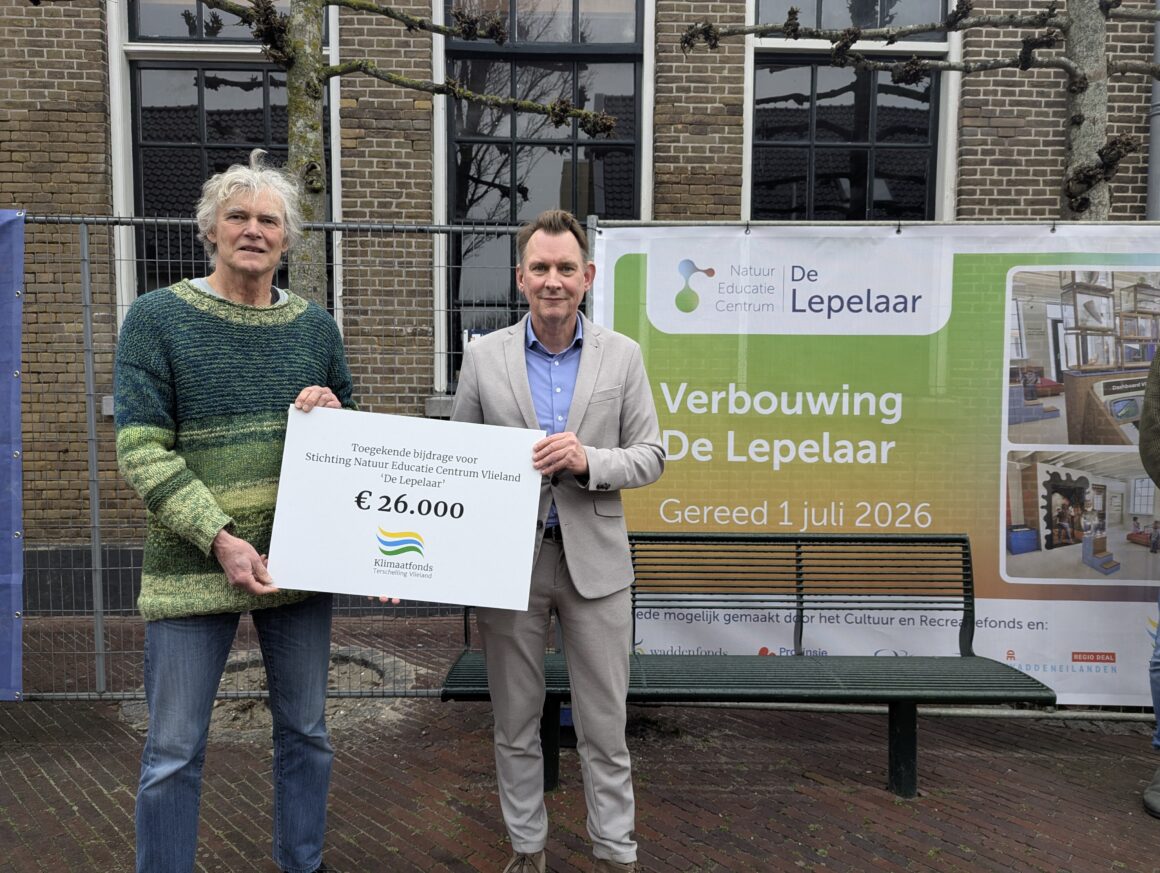 Foto 1 uitreikingsmoment klimaatfonds de lepelaar Natuur Educatie Centrum